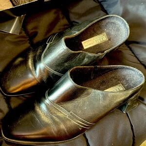 Munro black leather 9 1/2 WW slip on with small heel